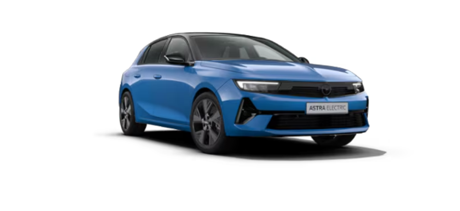 Ein blaues Elektroauto mit einem sportlichen Design, das schräg von vorne aufgenommen wurde. Das Fahrzeug hat moderne Scheinwerfer, einen schwarzen Kühlergrill und silberne Felgen. Auf dem Nummernschild steht „ASTRA ELECTRIC“.