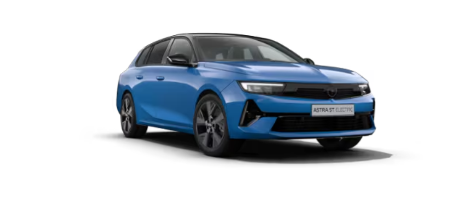 Ein blaues Auto des Modells Astra Sports Tourer Electric wird von schräg vorne gezeigt. Das Fahrzeug hat ein modernes, aerodynamisches Design mit klaren Linien. Es steht auf dunklen Felgen, und die Scheinwerfer sind schmal und markant. Im Frontbereich befindet sich ein Kennzeichen mit der Aufschrift „