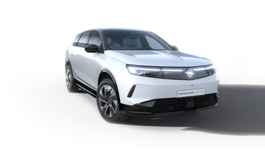 Ein weißes, modernes Elektro-SUV mit scharfen Linien, schwarzen Akzenten und einem klaren, futuristischen Design. Es steht auf einem glatten, reflektierenden Boden gegen einen neutralen Hintergrund.